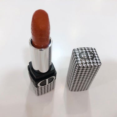 お正月に発売した
Diorの限定千鳥格子のパッケージリップ💄♡

可愛すぎて予約して買いました（；＿；）

Diorっぽい赤もいいなと思いましたが
限定色のテラコッタっぽい色にしました！

色もパッケー