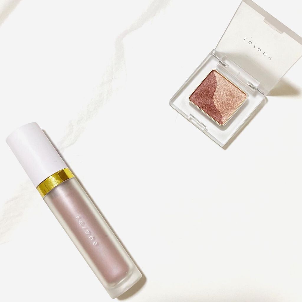 最近新入りのコスメ✨✨
*
バターリップ愛用中のto/one💄
アイシャドウも買っちゃいました♡
*
上の四角のアイシャドウはパウダータイプ✨1色でも良いし、2色使うとこれ1個で簡単にグラデーションができる☺️
*
下の長細いのはリキッド