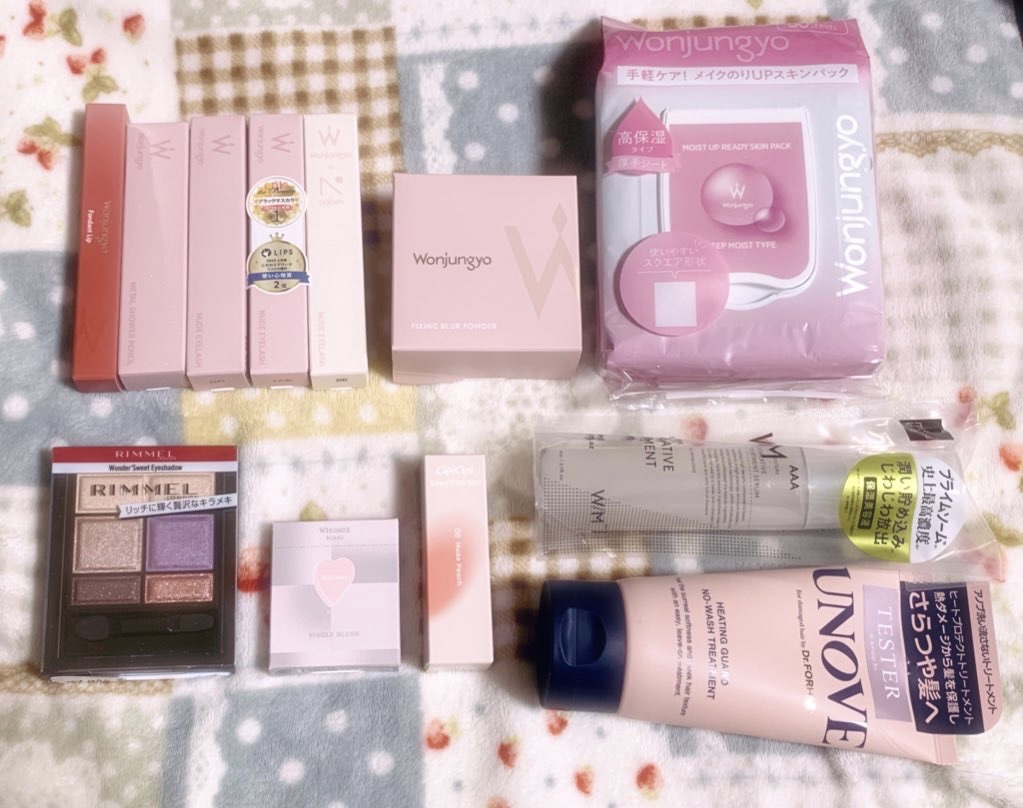 ウォンジョンヨ祭り
フィクシングブラーパウダー
プレーンラベンダーがロフトにて先行で
販売されてるとSNSで見かけたので
地方だしダメ元でと思って行ったらあったので購入
ほぼ全商品置いてあったのでマスカラやリップ
モイストタイプのパックも購