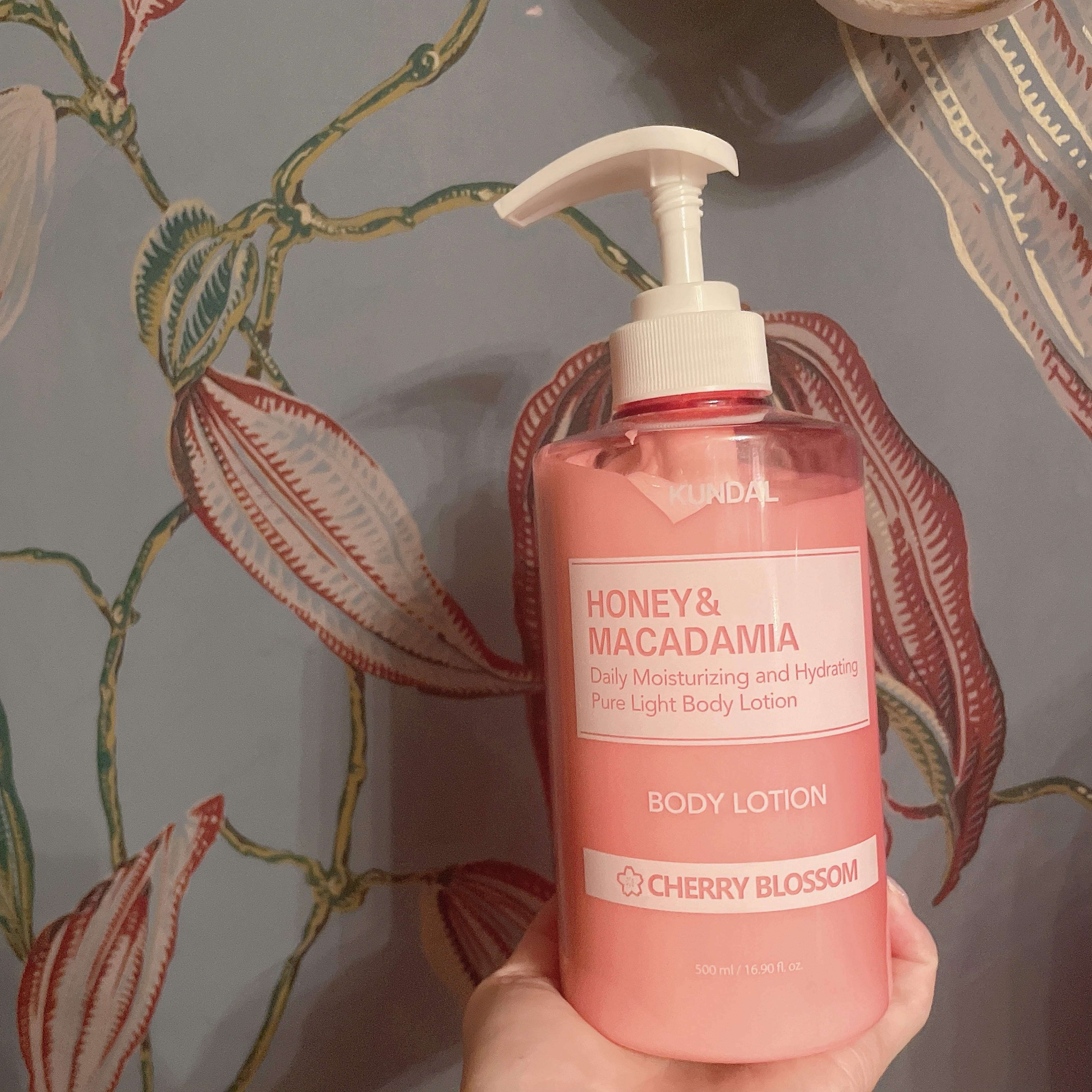 KUNDAL デイリーモイスチャーライジングライトボディローションのクチコミ「\\甘い香りのチェリーブロッサム👊🏻💕︎︎◝✩軽いつけ心地と潤いたっぷりボディケア︎︎︎︎𓂃⟡.....」（3枚目）
