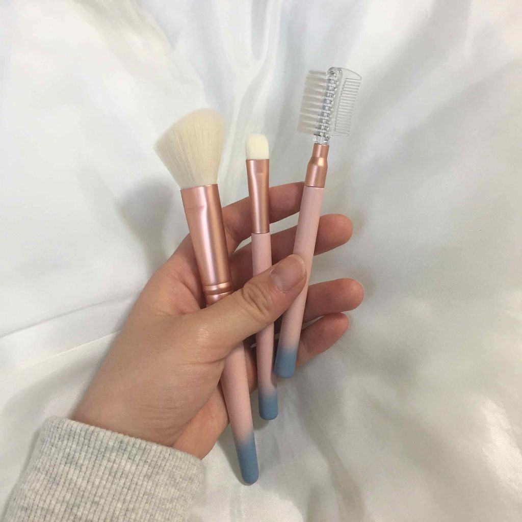 とまと on LIPS 「こちらのメイクブラシなんと300円✨肝心なお店の名前を忘れてし..」(2枚目)