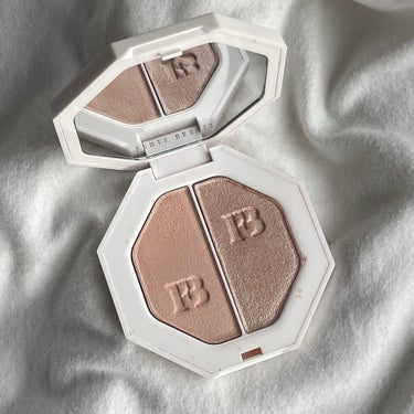 FENTY BEAUTY HIGHLIGHTER

LIGTHING DUST
FIRE CRYSTAL

ハワイSEPHORA  $38.00

そーこまでぴかーんとしない
動画の指先から1番下セザン