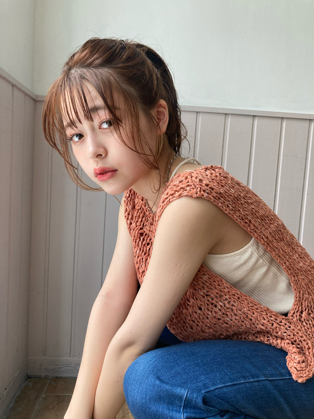 顔まわり重めのハイポニースタイルの女性