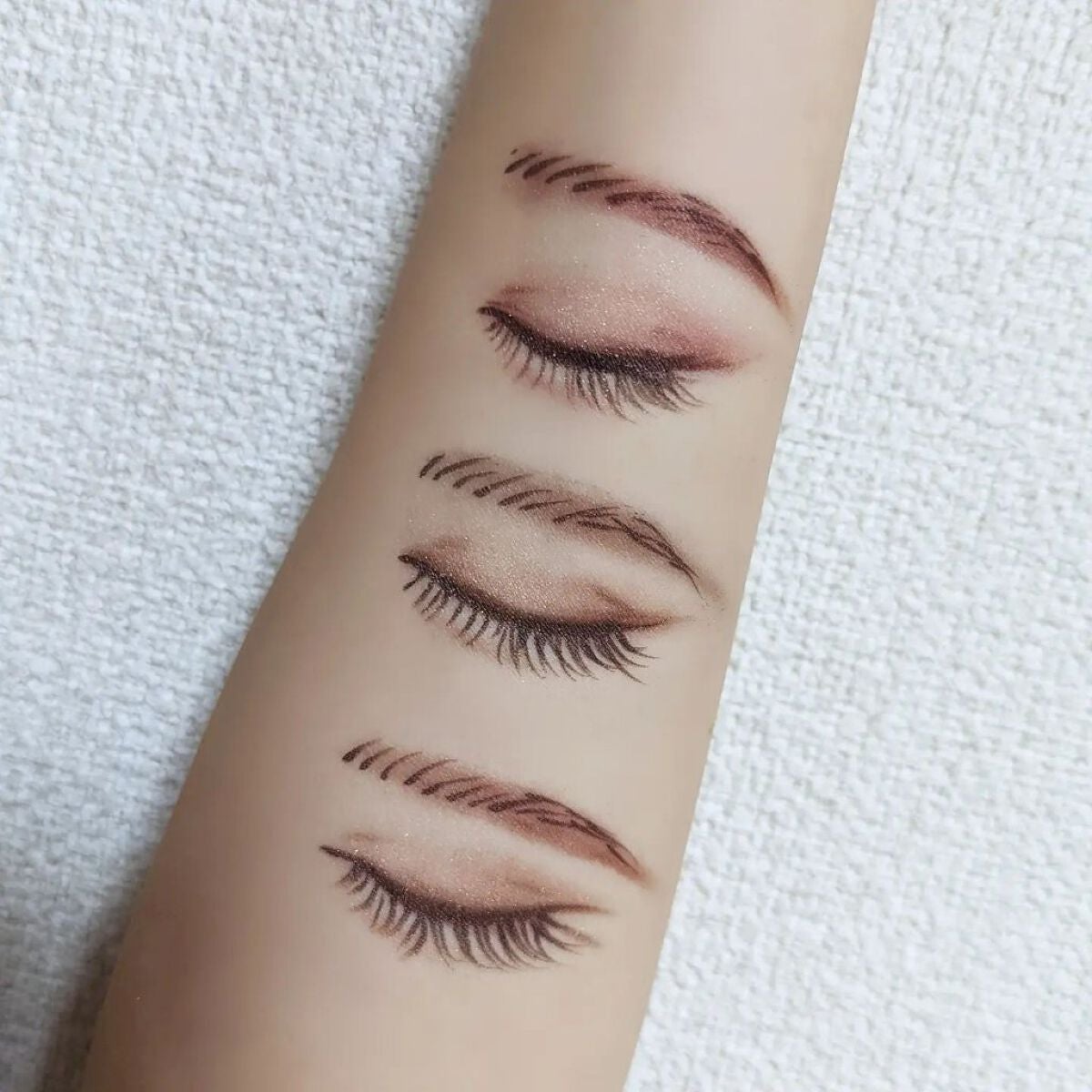 mana akashi on LIPS 「毎日愛用してるアイシャドウアイシャドウ底見えしたことないのに初..」(1枚目)