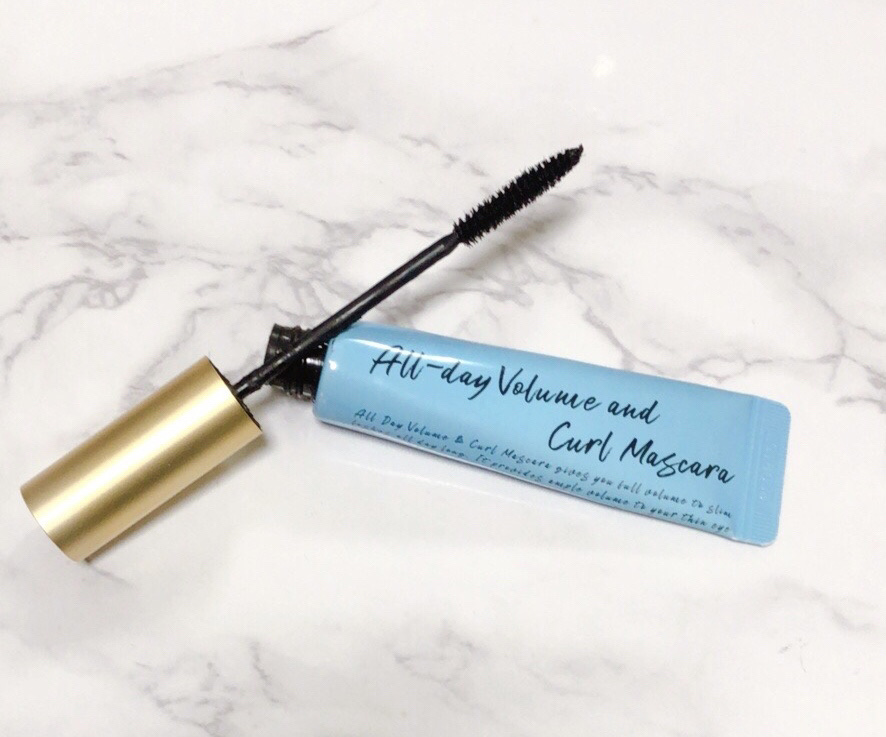 

【 Milk Touch 】
　AD ボリュームアンドカールマスカラ




…［特徴］……………………


・軽い付け心地で睫毛が下がりにくい

・フィルム膜コーティングで滲みにくい処方

・ダマになりにくく繊細にボリュームUP

・