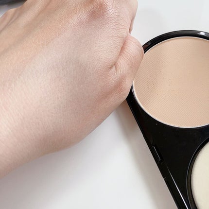 ライトフル C3 ナチュラル シルク パウダーファンデーション NC20/M・A・C/パウダーファンデーションの画像