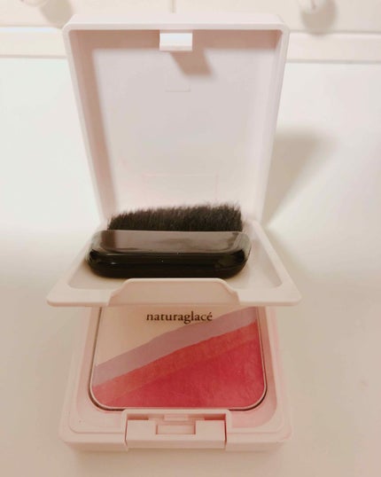 ナチュラグラッセ ベースメイクコレクション2018のクチコミ「①1番使用しているフェイス&チークパウダーの感想から
付属のブラシでひと塗りするだけで毛穴も.....」(2枚目)