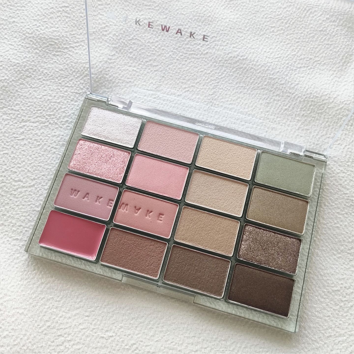 ソフトブラーリングアイパレット/wakemake/アイシャドウパレットを使ったクチコミ（2枚目）