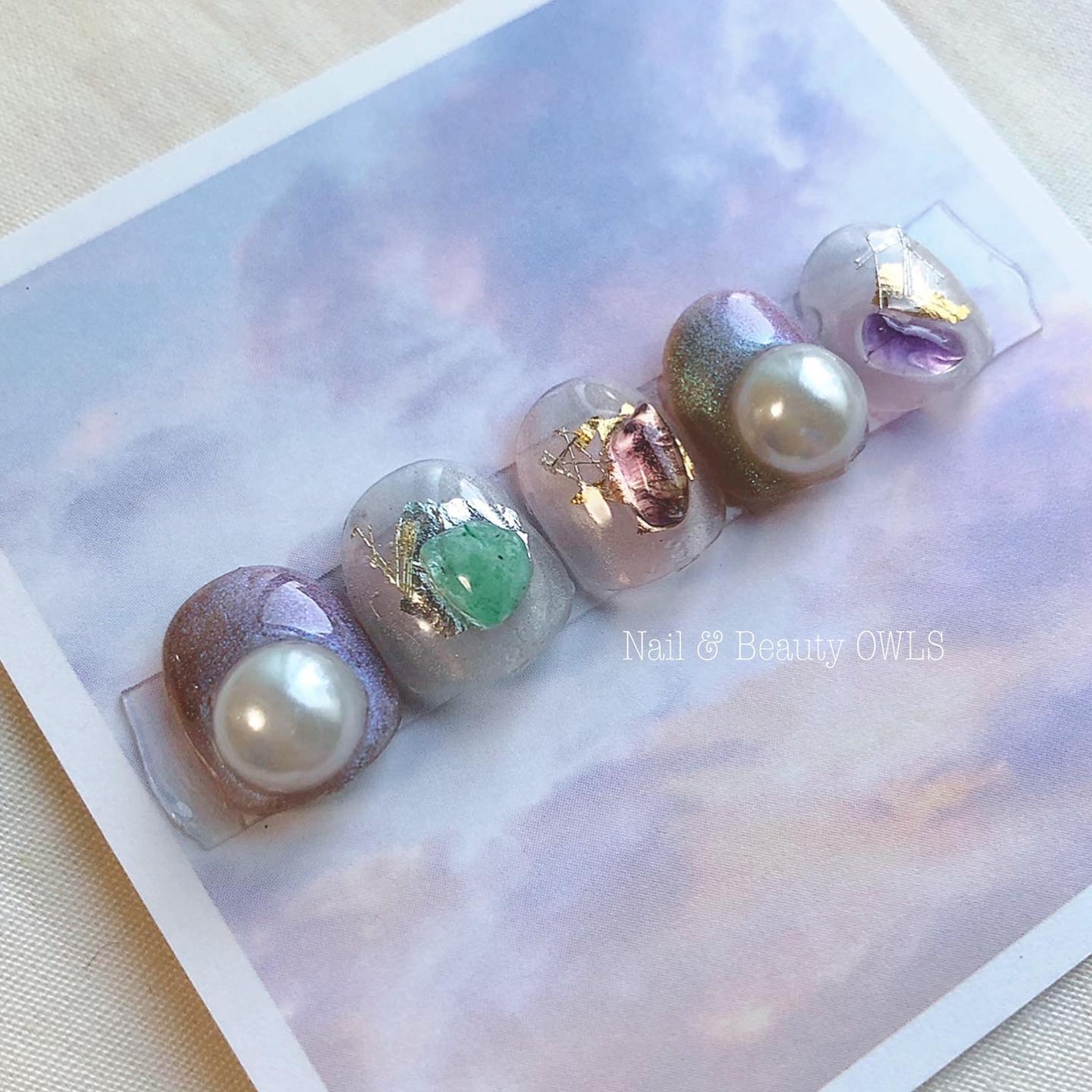 ぴよこれいと あうるす on LIPS 「天然石とパールのデザイン☺︎ネイリストのお友達にマグネットパウ..」(3枚目)