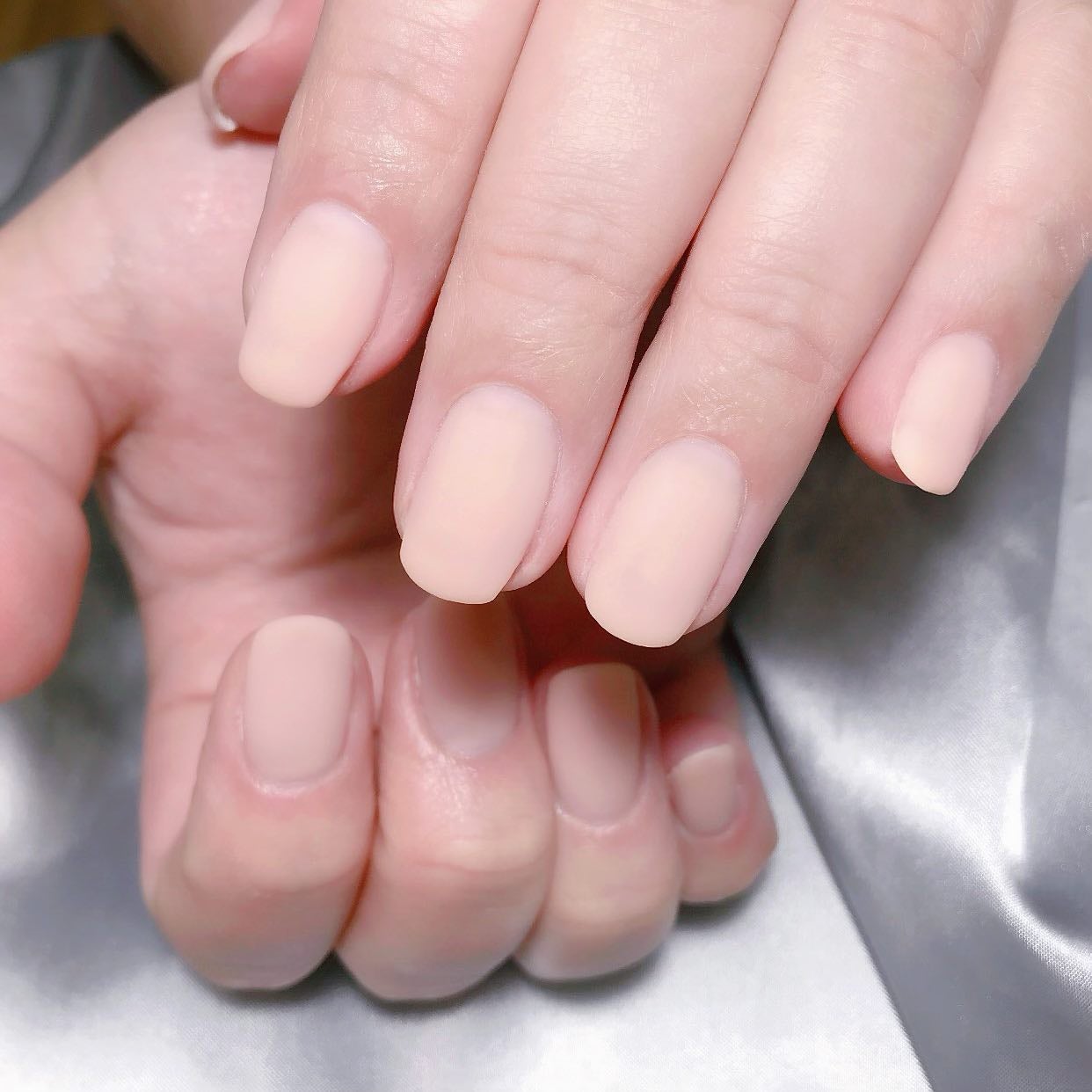 なかやまちえこ on LIPS 「マットなベージュ💅⠀⠀マネキンみたいで可愛い♡⠀@pregel..」(1枚目)