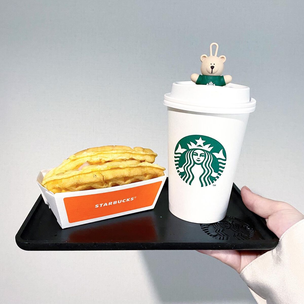 ．
#ワッフルサンドベーコンエッグチーズ 
たまごチーズにベーコンの層が美味しすぎて！！！
あっという間に無くなった🥪
ちょっと高いと思ったけどまた食べたい🥖
．

#starbucks#starbucksfrappuccino#fra