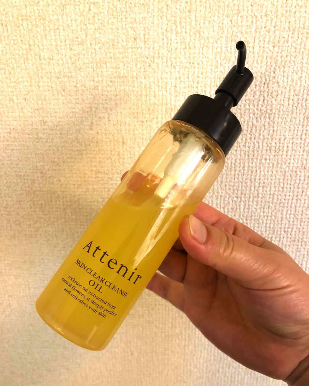 Instagramでゲンキングさんが紹介してたのを見て購入。
それまではFANCLのマイルドクレンジングオイルをずっとリピートしていました。

こちらのアテニアスキンクリアクレンズオイルはオイルなのにまつえくOKなので飛びつきました。

ア