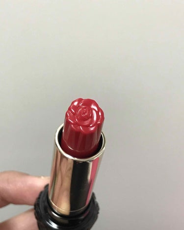 ANNA SUIのリップスティックs💄です
誕生日プレゼントでもらったものです💝
色はF400です
初めてANNA SUIのリップを使ったのですが、
まず入れ物から可愛い、、！
リップ自体にもバラが彫ら