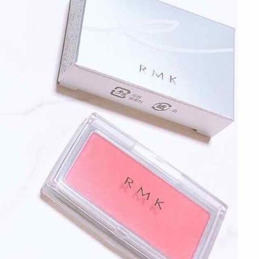 ♡RMK インジーニアス パウダーチークスN 09♡
･
ゴールドのラメが可愛くて購入しました！
顔を動かす度に光るラメがとっても綺麗です🙆🏻‍♀️
ハイライトも必要無いかもしれないです！笑
肌なじみの