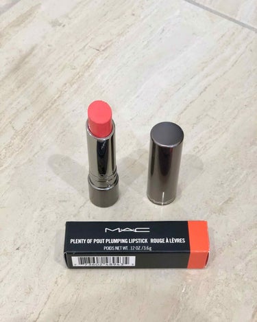 MAC リップスティック 202 POUT AND ABOUT 💄先日買ったオレンジのアイシャドウに合うように、口紅を色々と探してやっと見つけたこの1本。はっきりしたオレンジ色でとっても可愛いです💖濃く