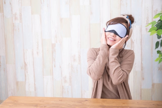 ホットアイマスクをしている女性