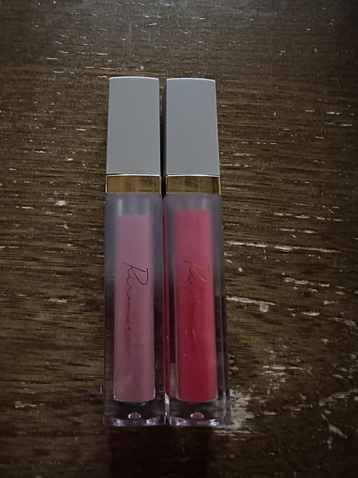 Ririmew　の　ミューテッドシアーティント　です♪

お色は
02番　ピンクフォンデュ
01番　パピーレッド

Ririmewの新作リップになります。

ピンクフォンデュは、ピンクベージュ
パピーレッドは、シアーなレッド

私は最近は、