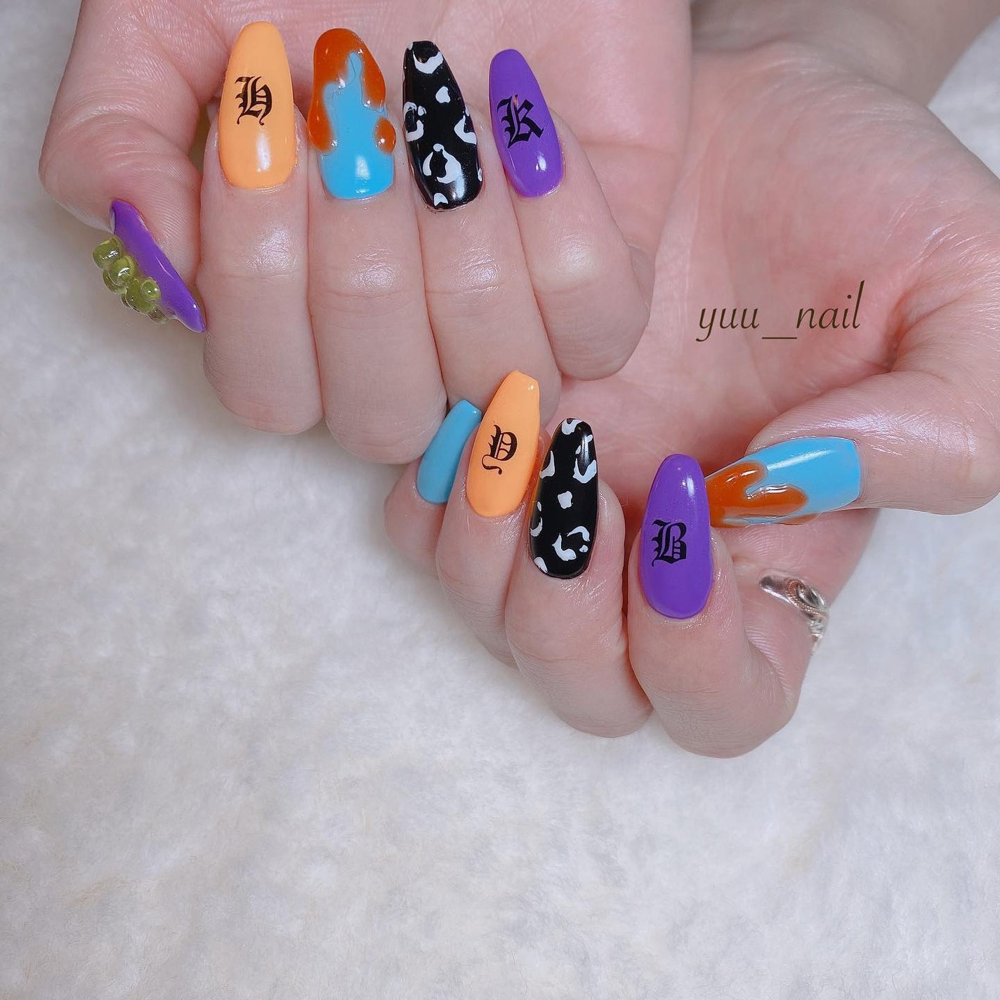 YUKA on LIPS 「🧡💙💜🖤..#nail#nailist#ネイル#ネイリスト#ネ..」(1枚目)