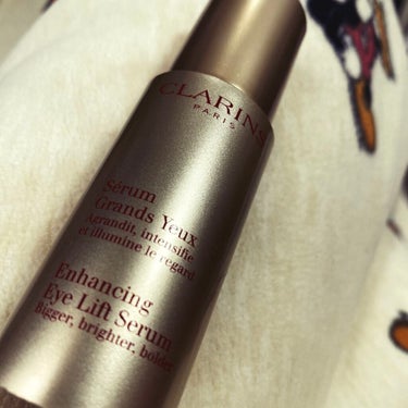 CLARINS/グラン アイ セラム

年齢的にも始めようと思って初めてのアイケアとして購入して使っています。
目の浮腫、疲れが取れる気がしています☺️🧡

クマとむくみに効果があります！
使って2ヶ月