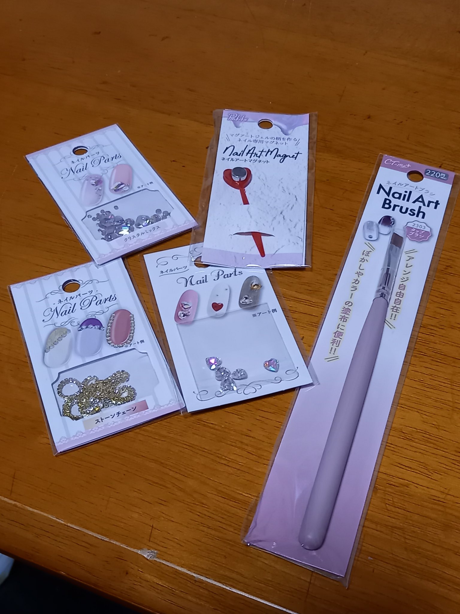 今日の購入品＼(^^)／

可愛いパーツとずっと狙ってたパーツ！
ブラシも欲しかった！
マグネットスティックも！

自爪には🦋と♥️を置きました！

満足満足♥️

#購入品
#ネイルパーツ
#100均