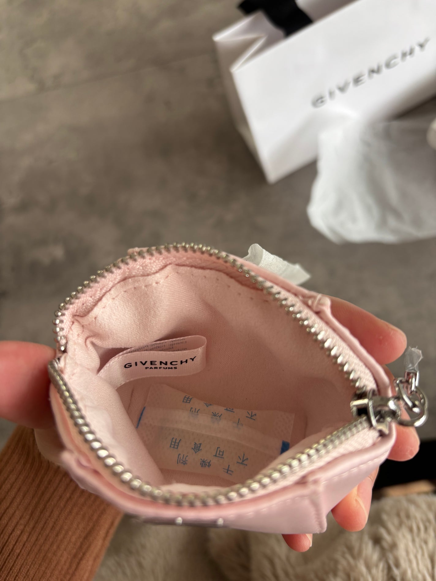 ぷぅぴぃ《紫コス部💜💗》 on LIPS 「🩷GIVENCHYミニポーチ🩷ポイントギフトで交換しました✨️..」(4枚目)