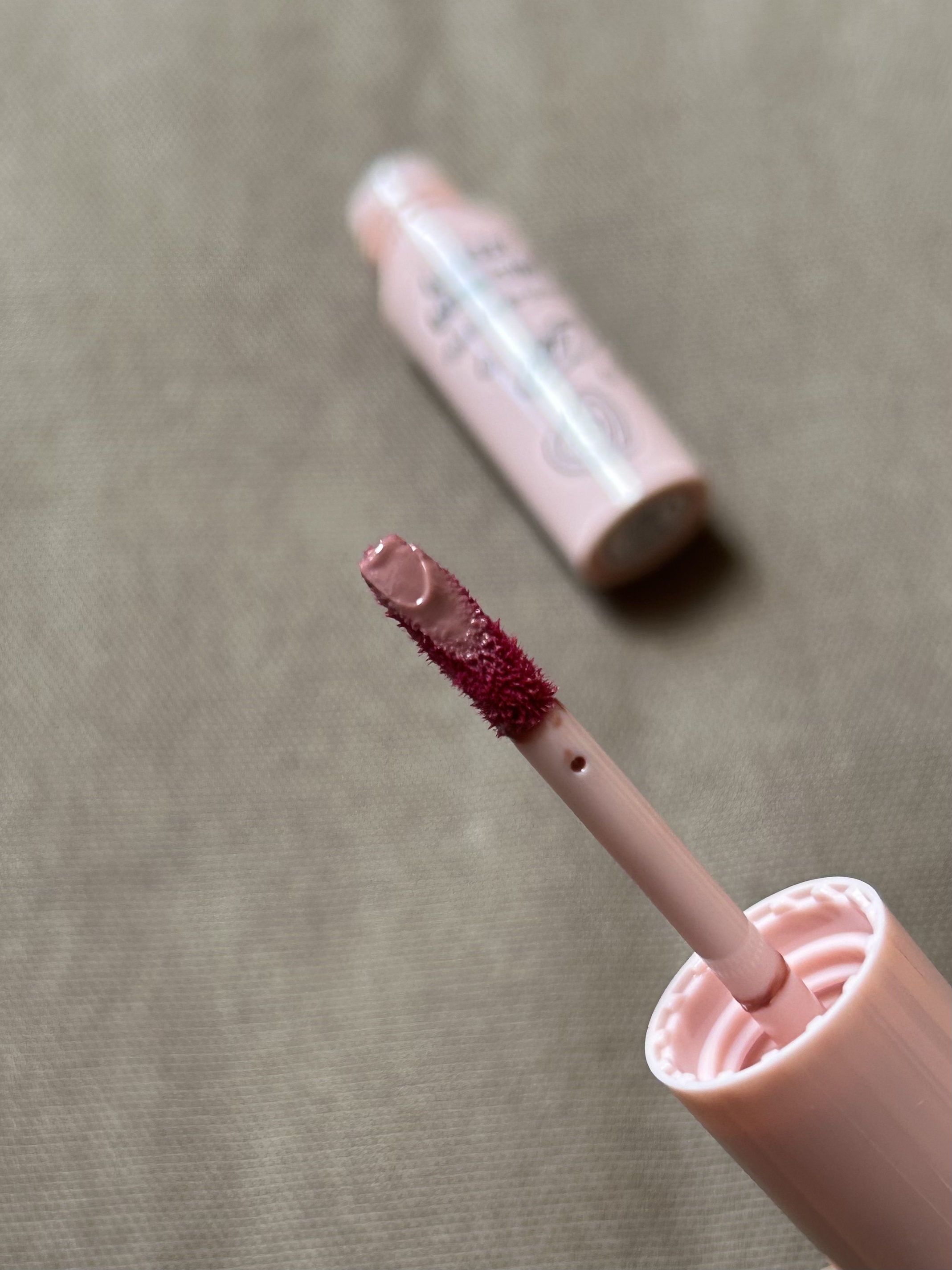 グラッシーボムティント/&nd by rom&nd/リップティントを使ったクチコミ（3枚目）