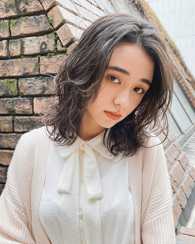 かきあげ前髪の女性