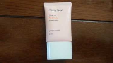 Innisfree (イニスフリー)
トーンアップ ノーセバム サンスクリーン (日焼け止め･化粧下地)
SPF+PA++++
50ml
薄ピンク色です。

日焼け止めには「紫外線吸収剤」「紫外線散乱剤