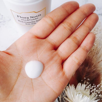 Flora Notis JILL STUART リッチカメリア ボディミルクのクチコミ「 #おうち美容紹介 
   
   
   .....」(3枚目)
