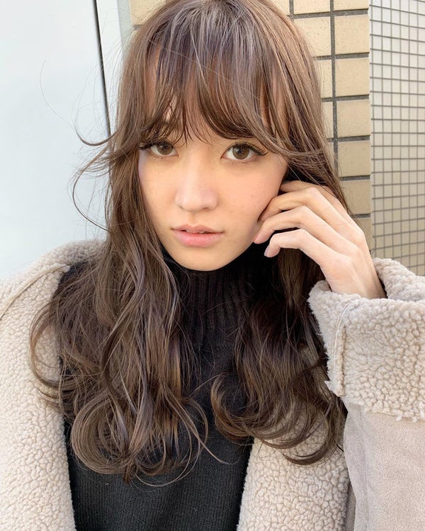 大きめカールのロングヘアの女性