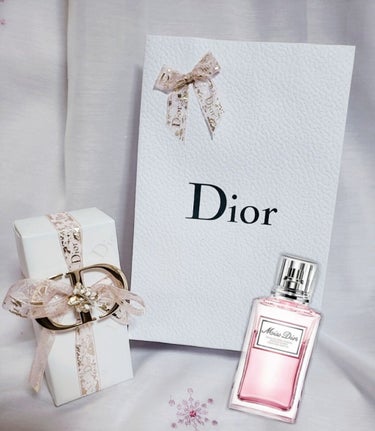 Dior
ミスディオールボディミストです♡♡
やっとやっとやっと買えた(๑♡ᴗ♡๑)
ちょうど1年前に欲しい…ってずっと思ってて
もう、頭からこの匂いが離れなくて欲しいな〜って思って
やっと買えました〜