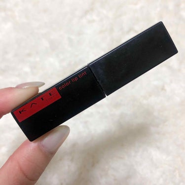 お気に入りカラーリップティント💄💋
.
KATE カラーセンサーリップティント RD02
.
いつもグロス替りに上から塗ってます❤︎これ一本でも高発色かつティントなので全然大丈夫です🙆‍♀️あまり色持ち