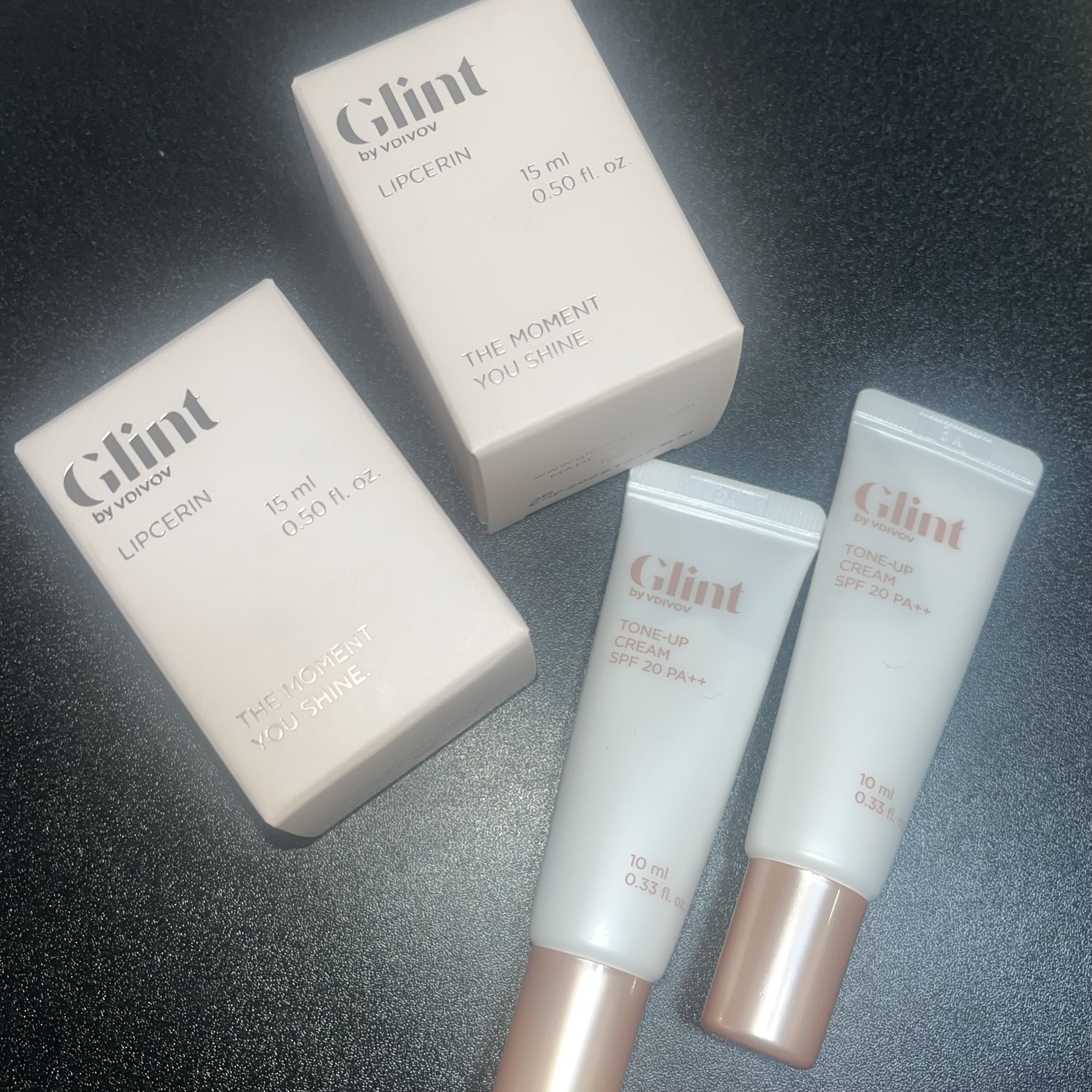 Glint リップ
おまけで下地もGET！！

Diorのマキシマイザーを愛用していますがお気に入りすぎてすぐなくなってしまうのでもう少し安くて保湿力があるものを探していたところこの商品をSNSで見つけました^_− ☆

外出時は変わらずマ