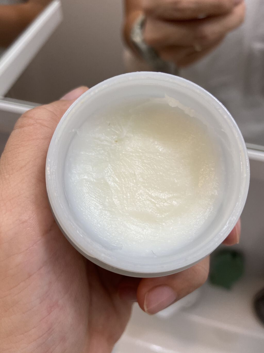 ひごごご on LIPS 「普段使いなら少ない量で全然OK!かなり束感がでて使いやすい。匂..」(2枚目)