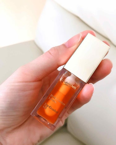 ⭐︎CLARINS コンフォートリップオイル01


ハニーの香り🍯

寝る前の唇ケアに💋

リップの前の下地として塗ってます。

唇の縦皺が無くなり、プリッとツヤやんとした感じになる！

香りにも癒さ