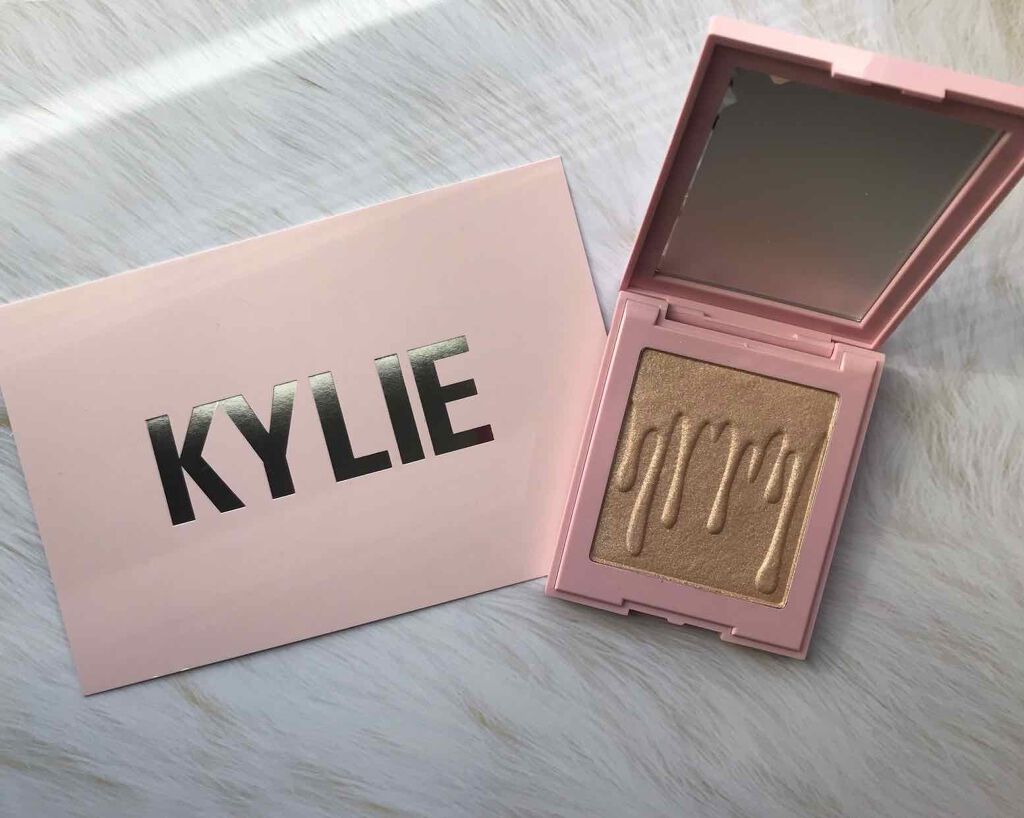 Kylighter / PRESSED ILLUMINATING POWDER/Kylie Cosmetics/パウダーチークを使ったクチコミ（2枚目）