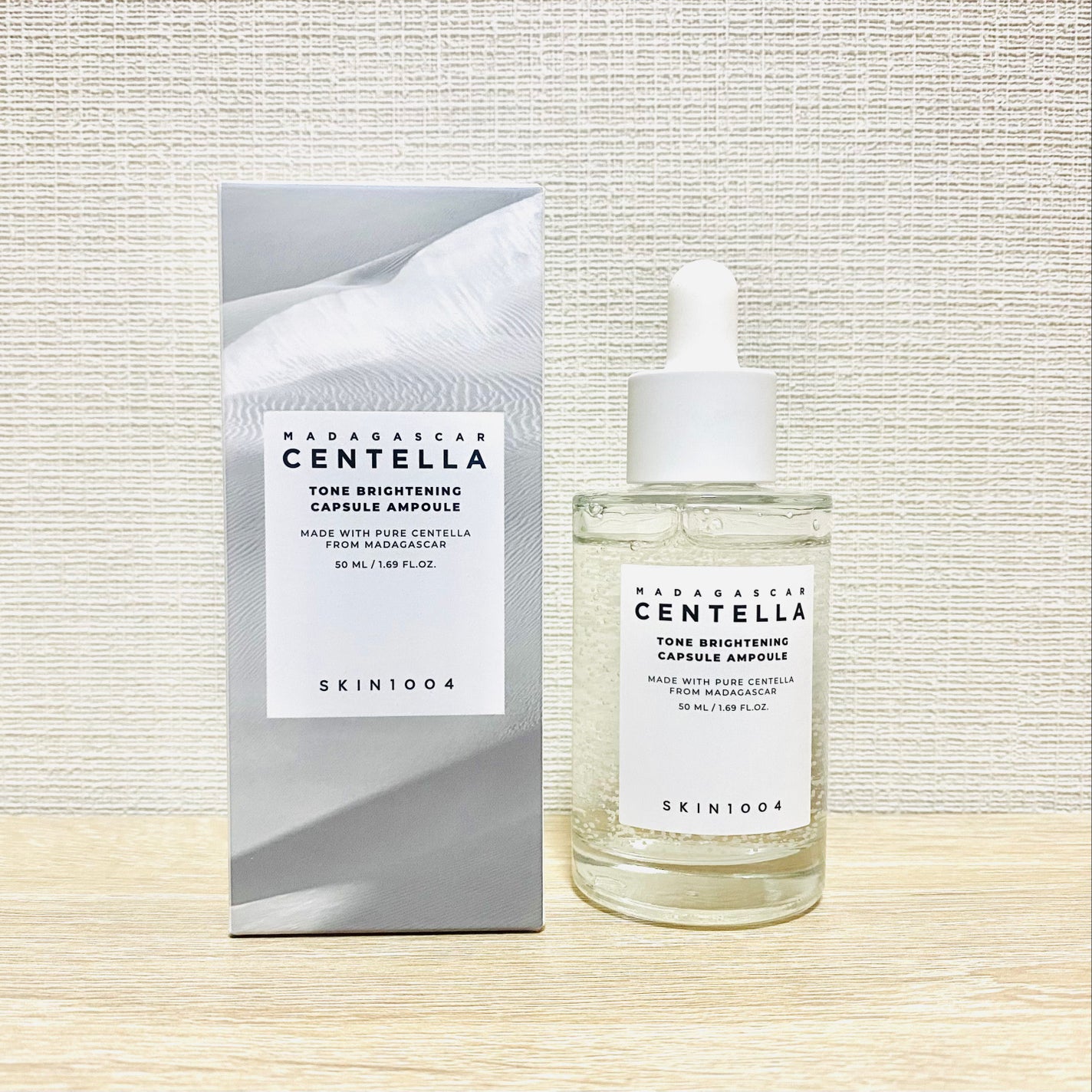 mikomiko on LIPS 「透明で少しとろみのある質感。小さな白い粒が入っています。お肌に..」(1枚目)