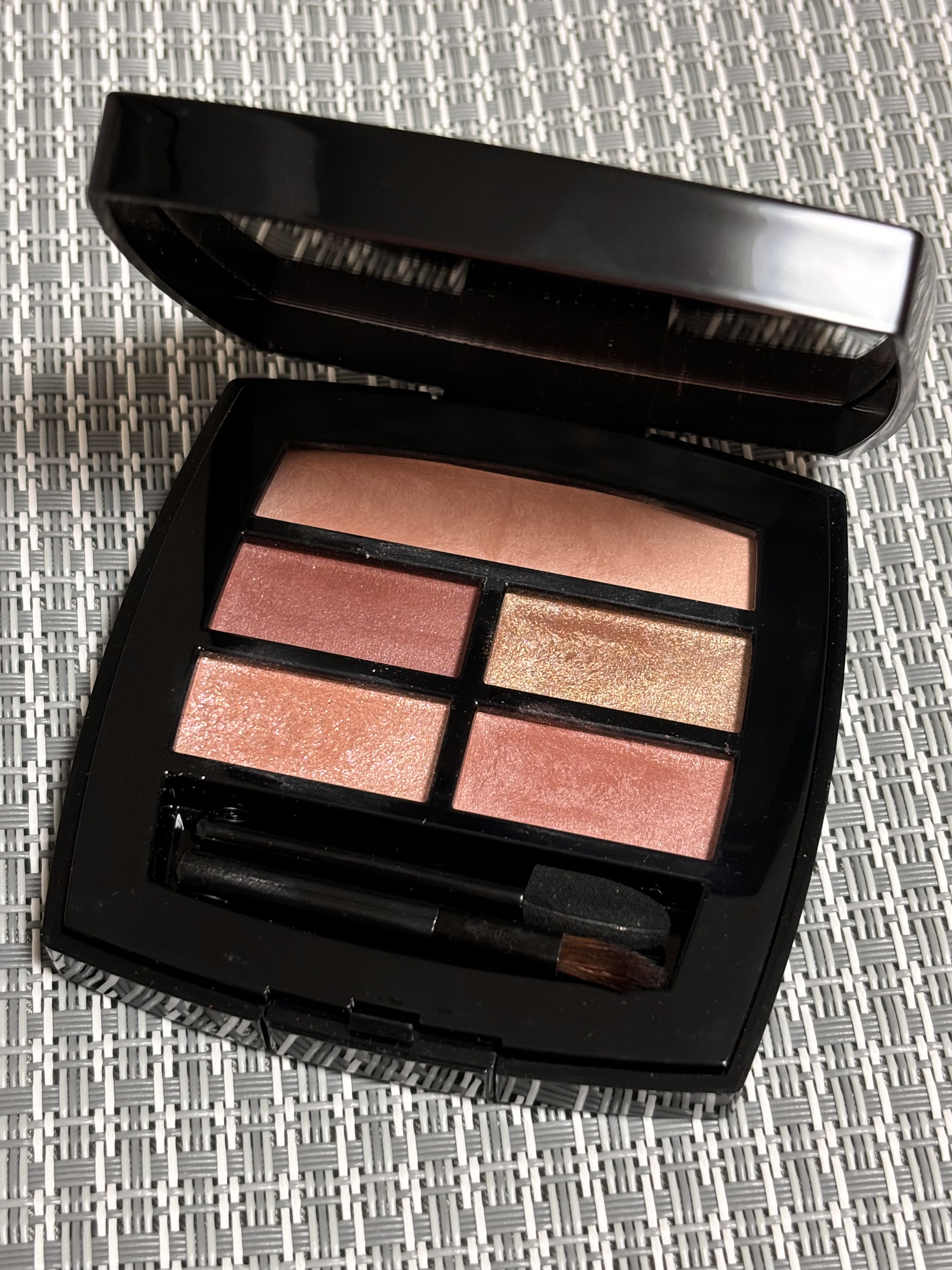 春にぴったり！シャネルのピンクアイパレ🩷


✼••┈┈••✼••┈┈••✼••┈┈••✼••┈┈••✼

【使った商品】
CHANEL
レ ベージュ パレット ルガール テンダー
9,350円(税込)

【色味】
肌色の延長線上にある5