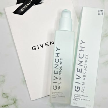 GIVENCHY スキン リソース ローションのクチコミ「GIVENCHYの初スキンケア🎉💕
 
 
『スキン リソース』は、
肌の潤いの根源へとアプロ.....」（1枚目）