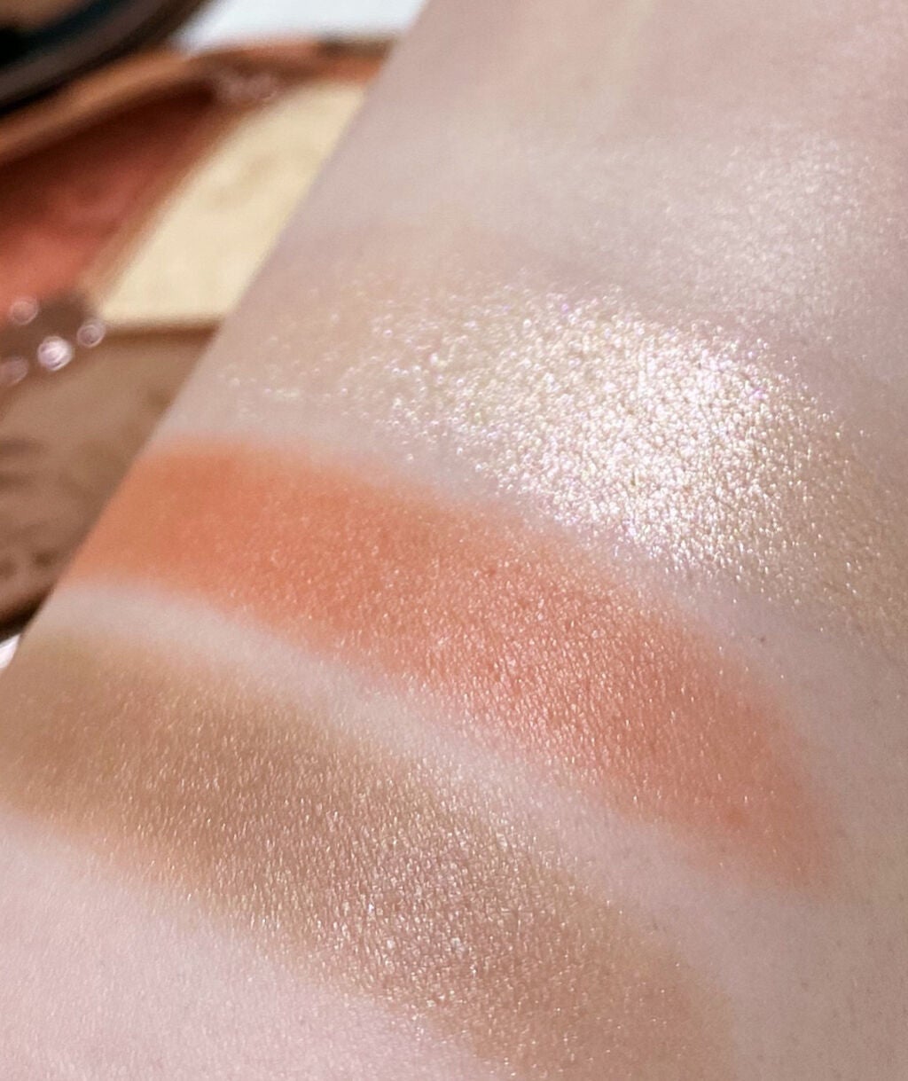 にゅん on LIPS 「ねえ見て!!!花西子のアイシャドウ、コスメというよりもはや美術..」(2枚目)