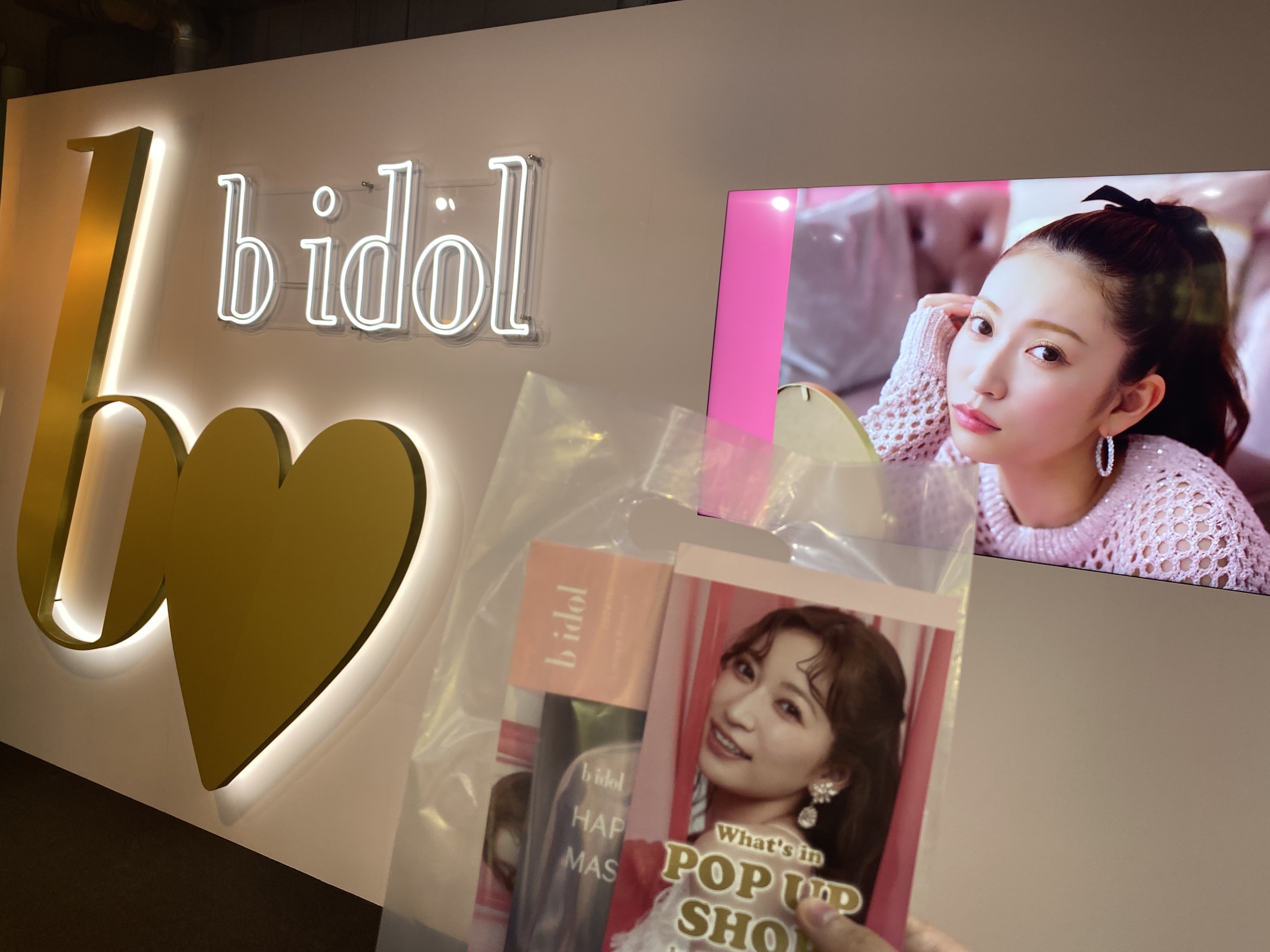 先日b idolのPOPUPへ行ってきました♡

ビルの1〜4階まで
b idol POPUP SHOPになってて凄かった✨

可愛い空間すぎた、、！
一瞬だけあかりんが同じフロアに来てたんだけど
美人すぎて顔ちっさくて🫨💕

お土産も