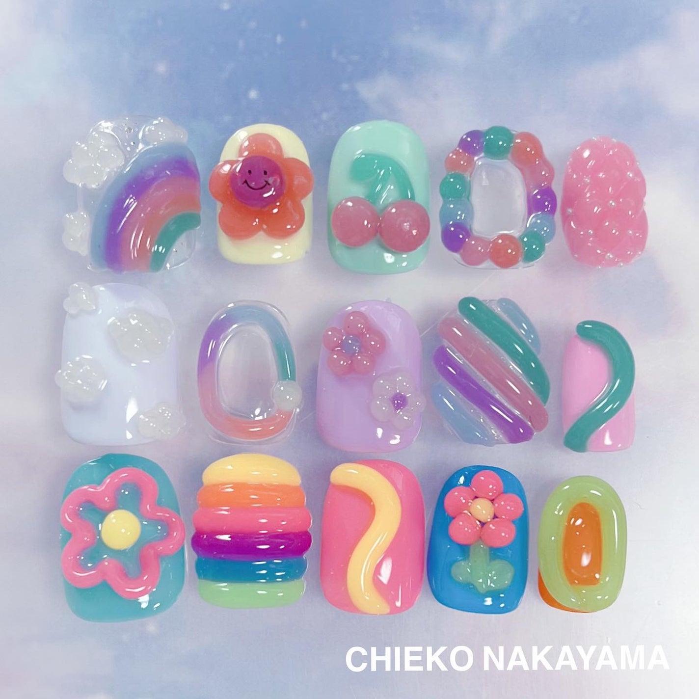 なかやまちえこ on LIPS 「おもちゃみたいなネイル💅⠀⠀10/23発売のきまぐれキャットの..」(1枚目)