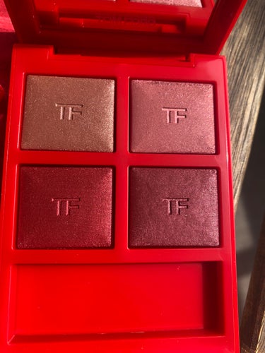 アイ カラー クォード 01SC エレクトリック チェリー (限定色)/TOM FORD BEAUTY/アイシャドウパレットを使ったクチコミ（2枚目）