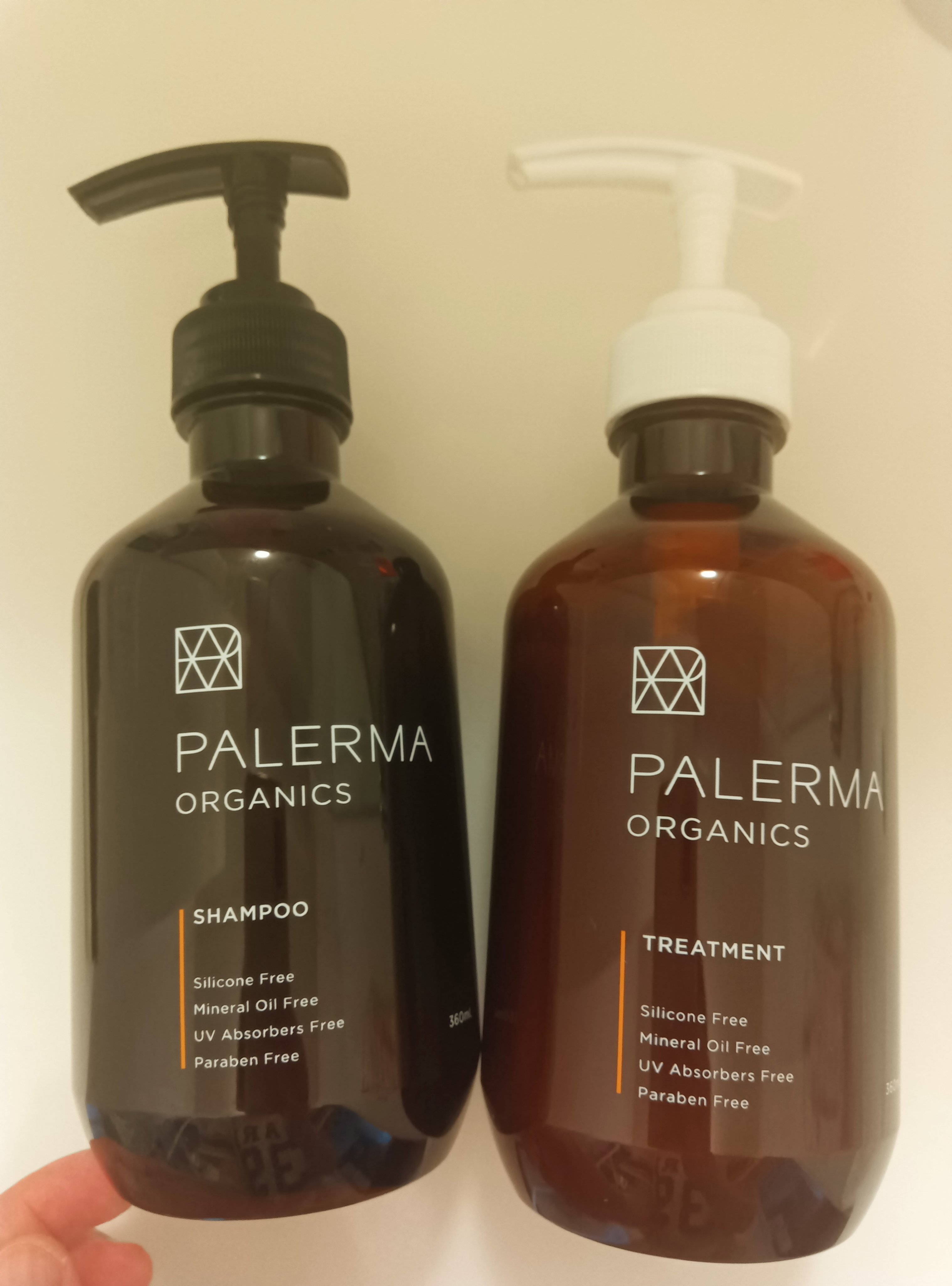 女性の意見から生まれたシャンプー&トリートメント。

茶色の液体が特徴的で、ショートの使用量目安は500円玉1枚分でした。
ふんわりとした泡で泡立ちも良かったです。

キンモクセイの香りが特に気に入りました。　
仕上がりもサラッとします。
