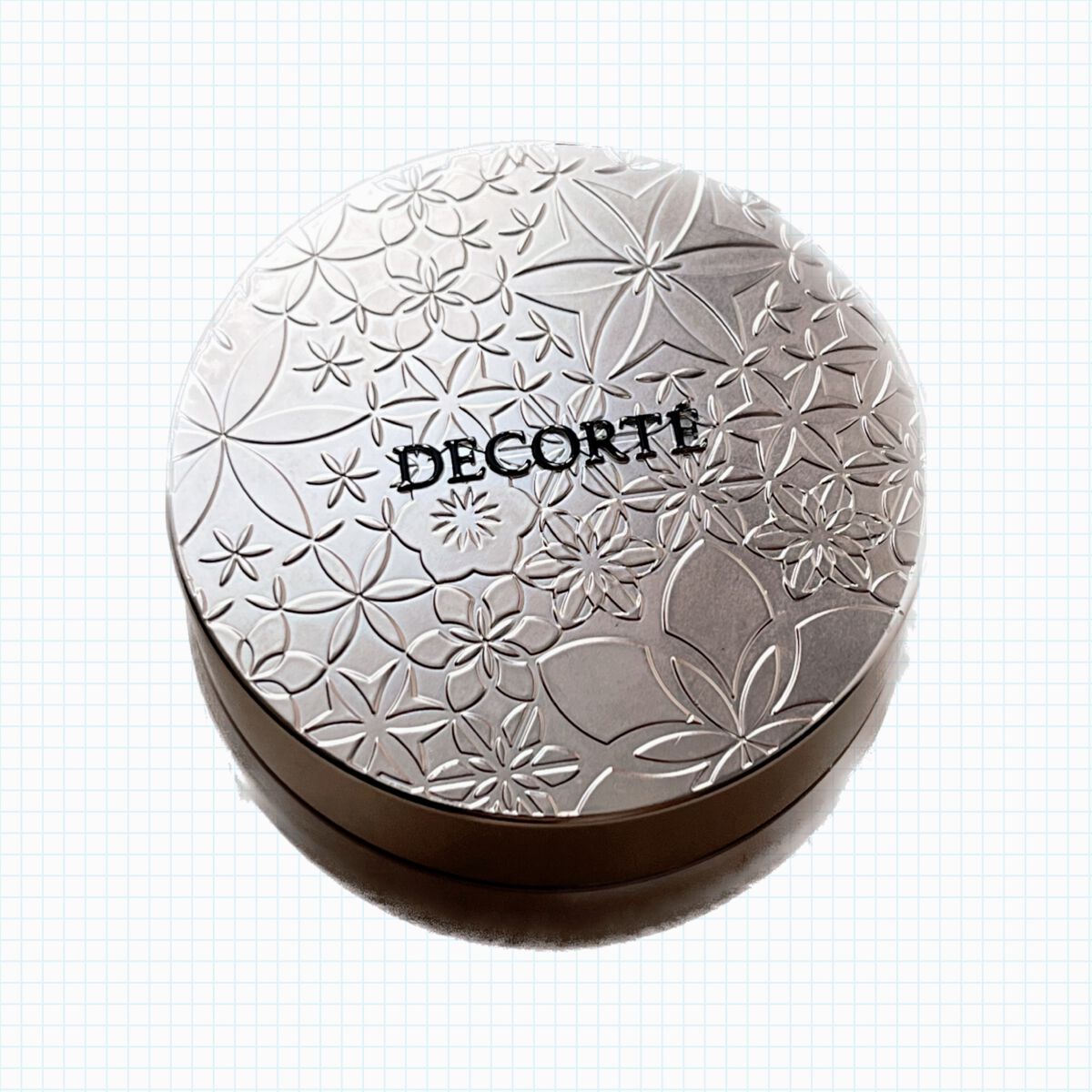 アーニャ on LIPS 「いろんなパウダーを使っていますが、冬に使いたくなるのは、デコル..」(1枚目)