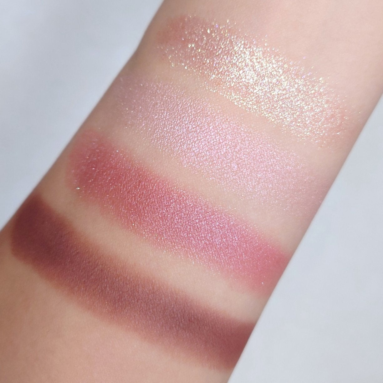 レブロン ダズル アイシャドウ クアッド/REVLON/アイシャドウパレットを使ったクチコミ(2枚目)