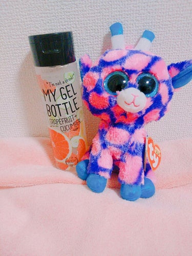 MY GEL BOTTLE のご紹介です(•ө•)♡
こちらはボディ用保湿液です！
私はロフトで購入しました。

私が購入したものはグレープフルーツの香りです。
柑橘系が好きな方にはおすすめの爽やかな香