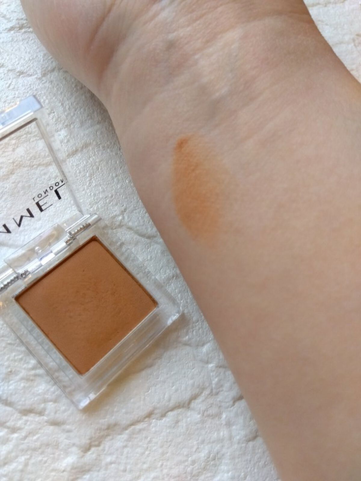 ワンダー キューブ アイシャドウ マット M001/リンメル ロンドン/単色アイシャドウを使ったクチコミ（3枚目）