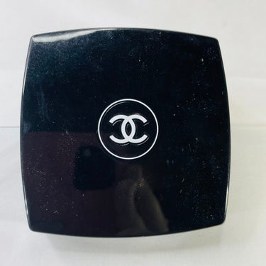 CHANEL プードゥル ユニヴェルセル コンパクトのクチコミ「キメ細かく、マットな肌に仕上げる
プレスト パウダー。
空気のように軽いテクスチャー。
持ち歩.....」（2枚目）