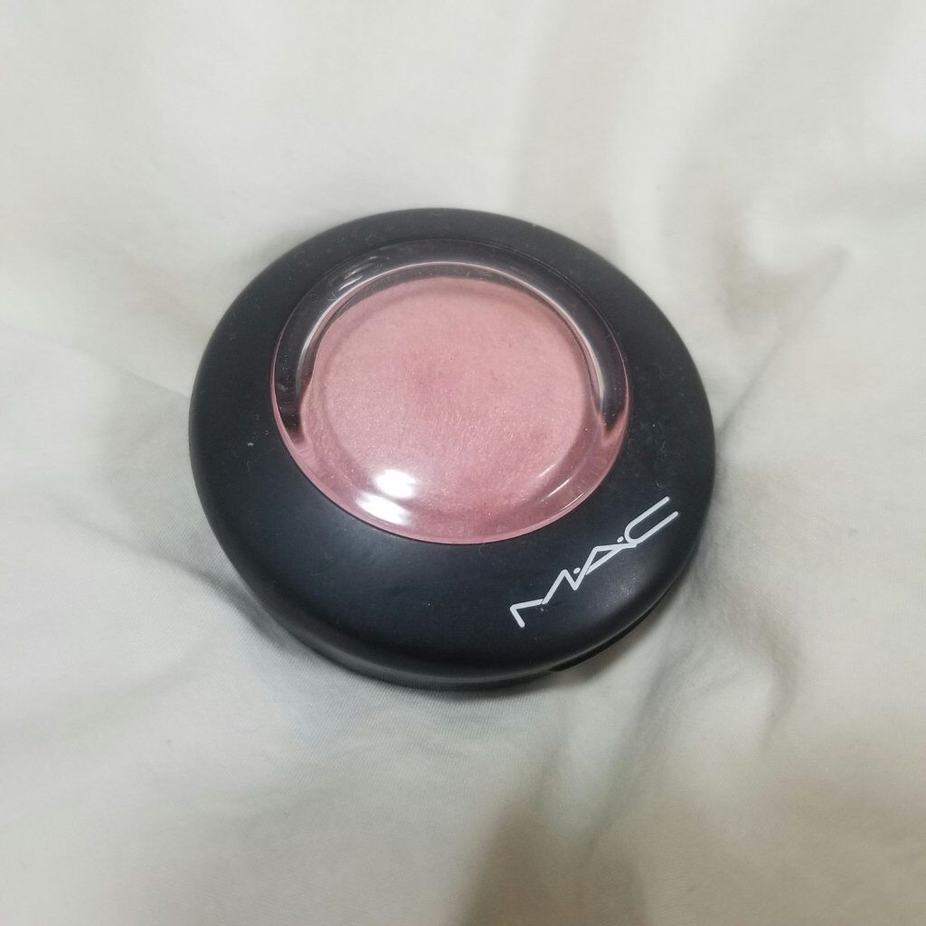 
◎M·A·C
 　→Mineralize Blush (¥3,500)
　　Dainty

--------------->

Macの人気チークです！
プレストはそこそこの硬さなので、指やブラシに取りやすいです🙌
スッとブラシにお粉を